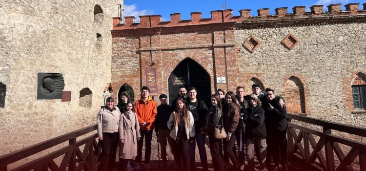 Здобувачі вищої освіти історичного факультету в Меджибізькій фортеці Здобувачі вищої освіти історичного факультету в Меджибізькій фортеці